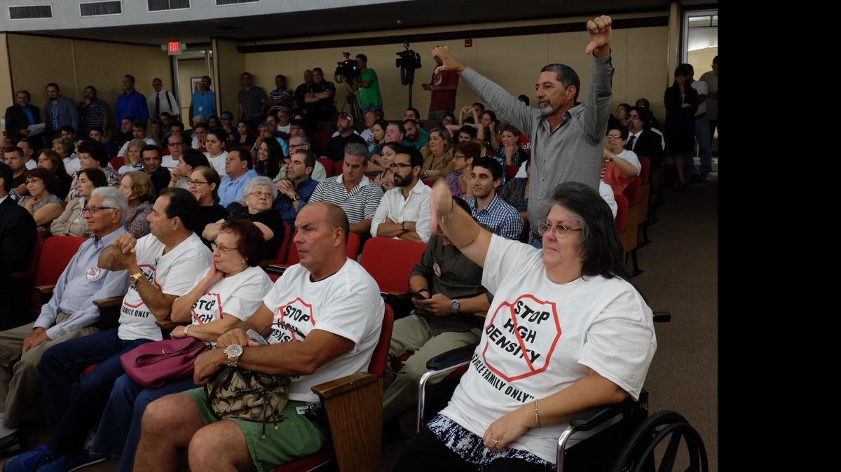 
Durante la sesión pública del Concejo de Hialeah, acudieron varios residentes a expresar su oposición al desarrollo de Villa Las Palmas, un proyecto de Cayon Development Group.


