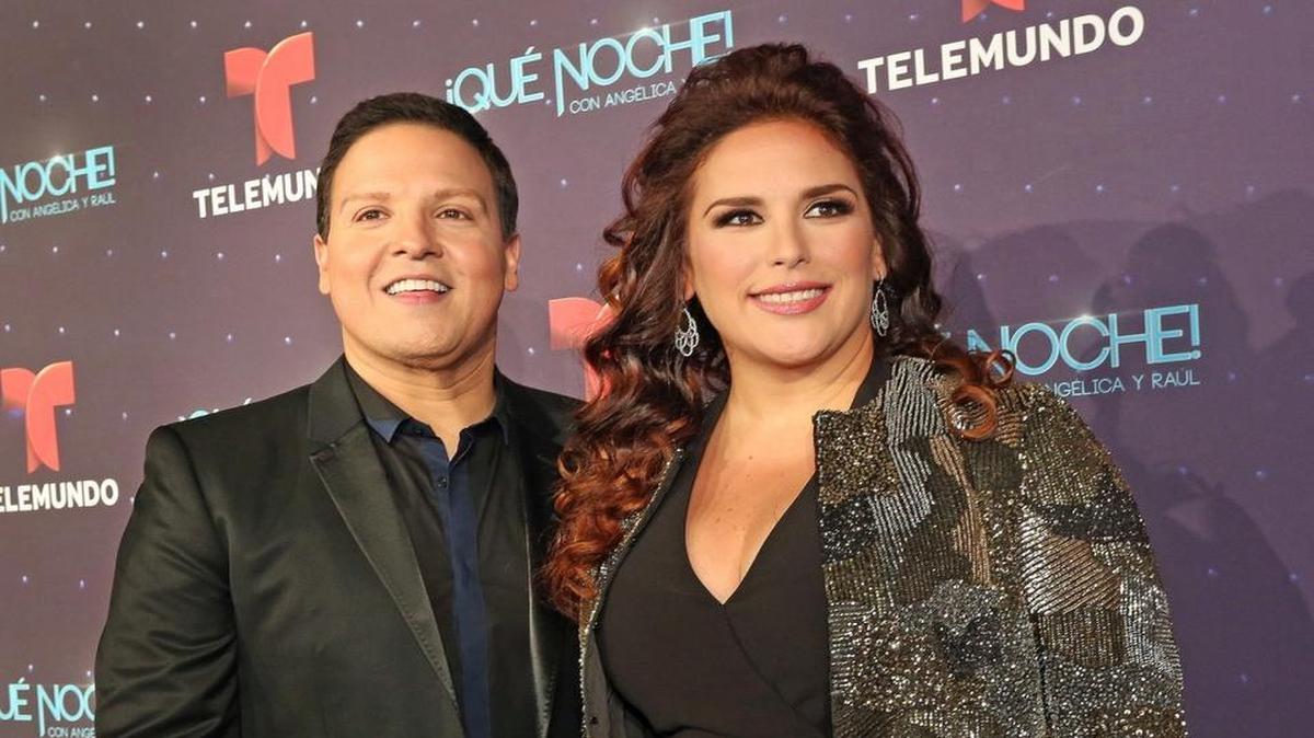 Raúl González y Angélica Vale desfilaron por la alfombra roja el día de la grabación del primer programa ‘¡Qué noche! con Angélica y Raúl’.