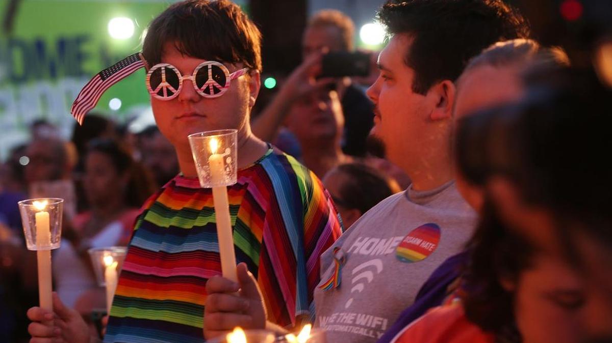 Personas asisten a un servicio conmemorativo el 19 de junio de 2016 en Orlando, Florida.