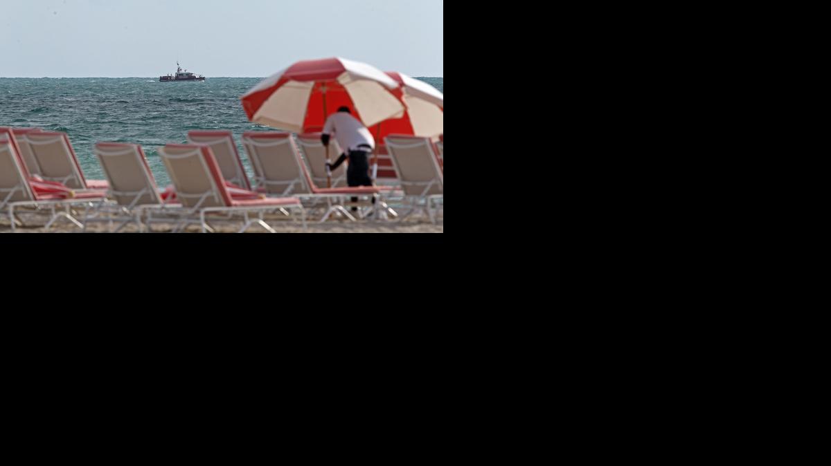 
Tres balseras llegan a la orilla en la cuadra 1700 de Ocean Drive, Miami Beach. Mientras la Guarda Costera de EEUU buscaba a otros balseros en el mar, el lunes.


