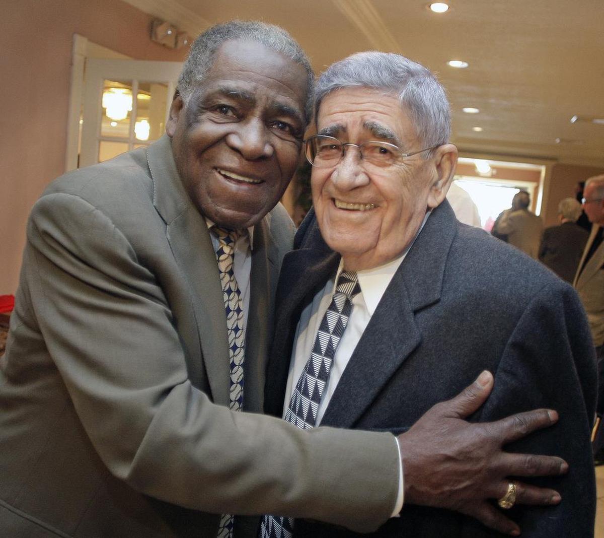 Dos leyendas: Rafael “Felo” Ramírez, narrador deportivo de los Miami Marlins, y el jugador cubano Minnie Miñoso, el 8 de febrero de 2009.