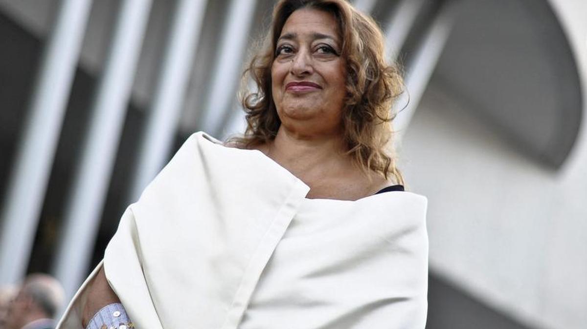 Fotografía fechada el 28 de mayo de 2010 que muestra a la arquitecta angloiraquí Zaha Hadid durante una ceremonia del Museo Nacional del arte y del arte del siglo XXI (MAXXI) en Roma (Italia).