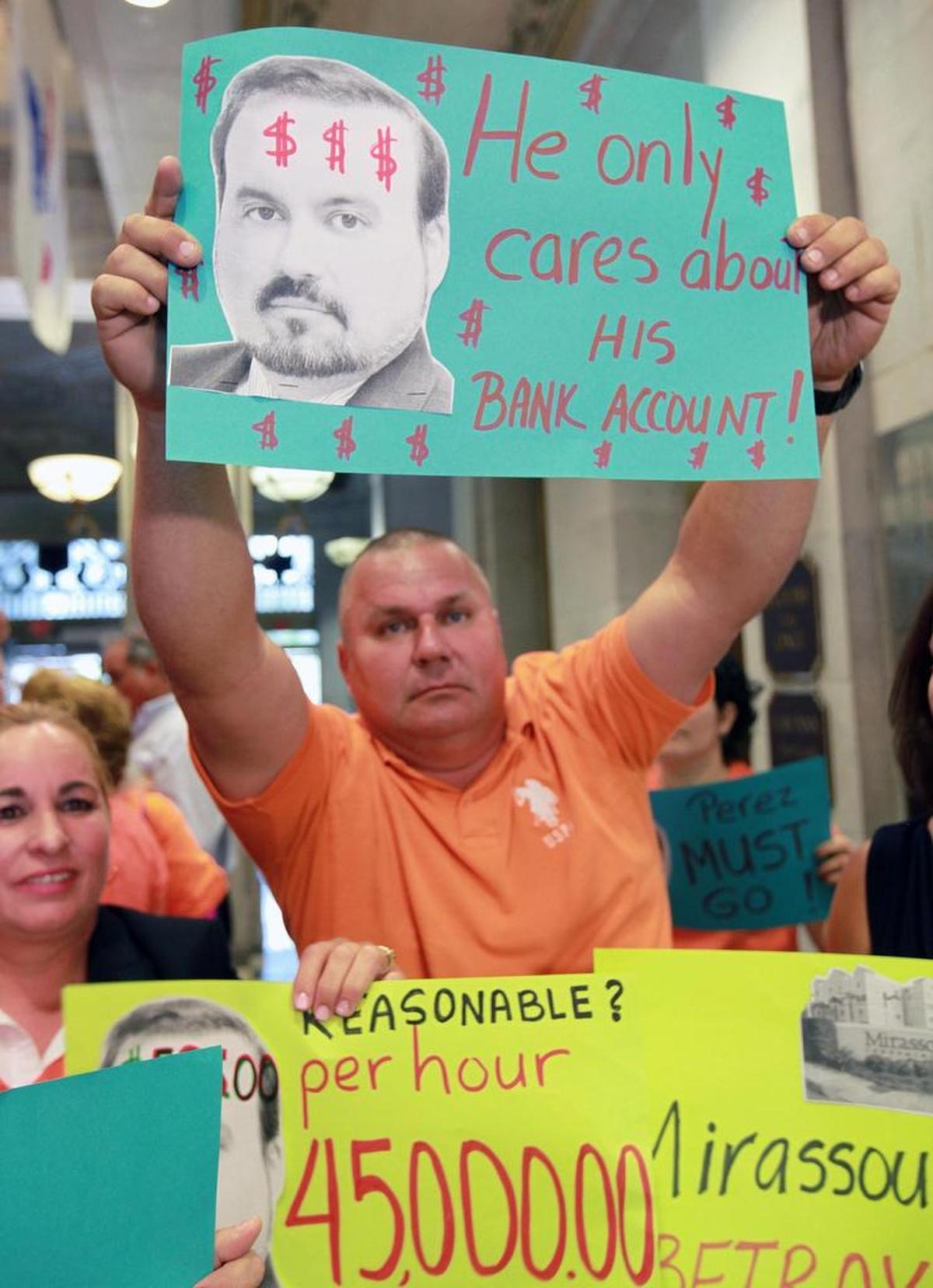 Ihosvany Rodriguez, muestra un gran cartel, durante la Audiencia en el caso condominio Mirassou con nuevo juez el viernes, 19 de mayo del 2017.