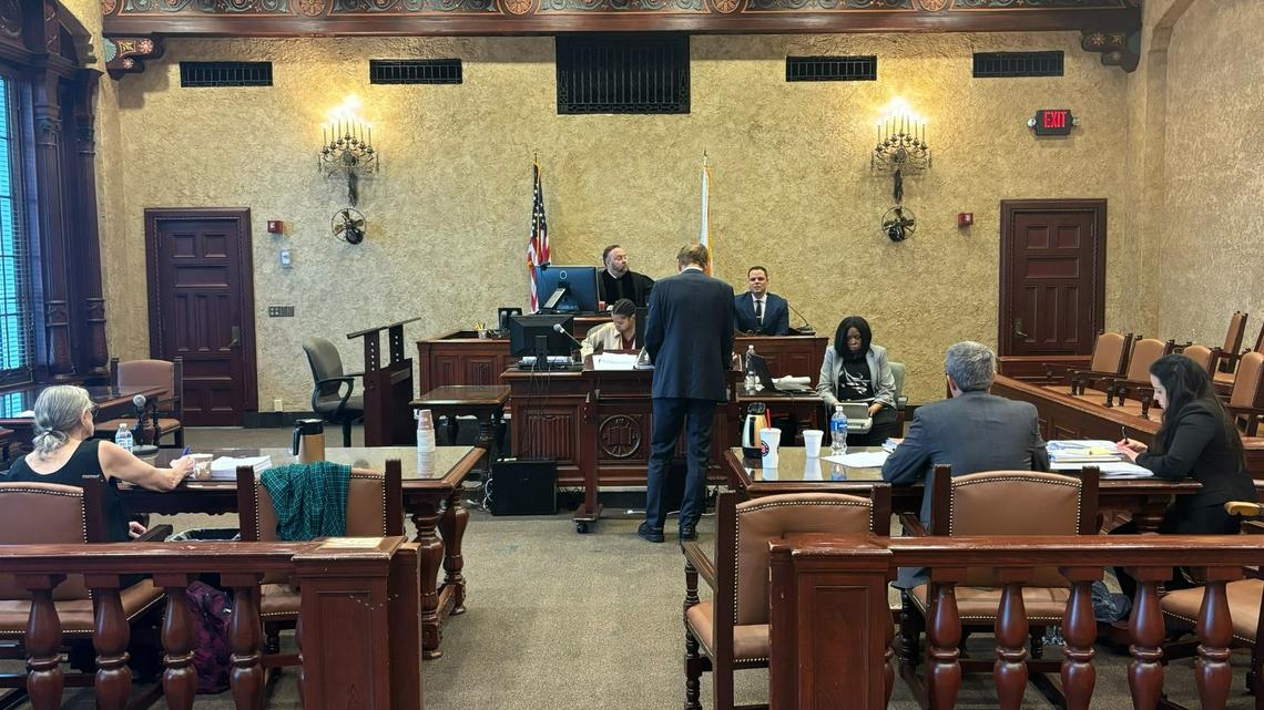 Joe Saunders, candidato demócrata a la Cámara de Representantes de Florida y ex representante estatal, sube al estrado durante una audiencia en el juzgado del de Miami-Dade el jueves 1 de agosto de 2024. Saunders presentó una demanda en junio contra su tía, Maureen Saunders Scott ( extremo izquierdo) para evitar que se presentara contra él bajo el nombre de “Moe Saunders”.