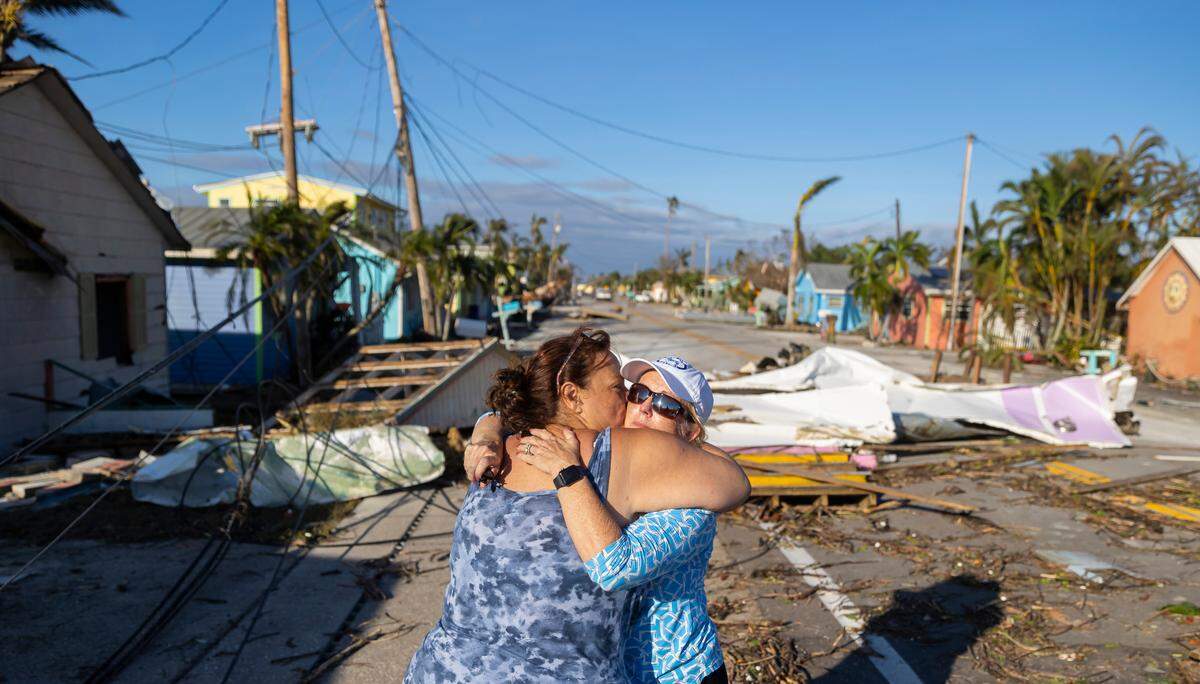 Donna LaMountain, de 51 años, abraza a su amiga, Tammey Lynch, de 55, después de observar los daños en Pine Island Road el jueves 29 de septiembre de 2022 en Matlacha, Florida.