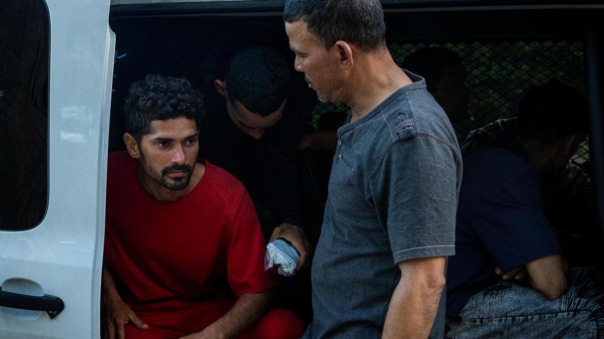 Migrantes cubanos en un vehículo de Aduanas y Protección Fronteriza el 8 de enero de 2023 mientras esperan ser procesados.