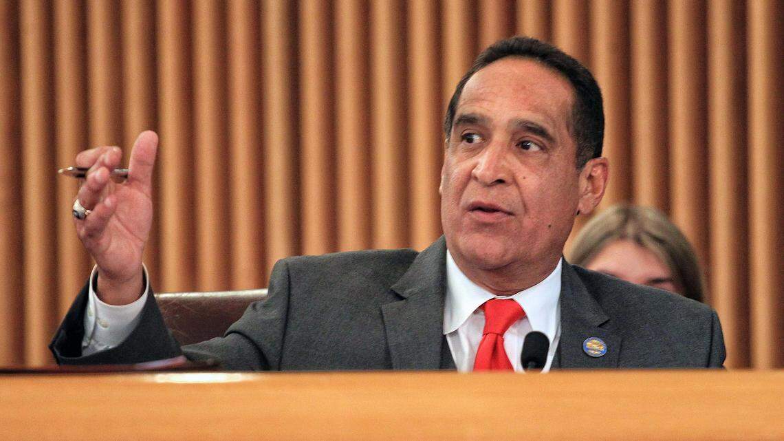 El comisionado de Miami-Dade, Joe A. Martínez, asiste a una reunión de la comisión en el Centro de Gobierno Stephen P. Clark en el downtown de Miami en abril de 2017.