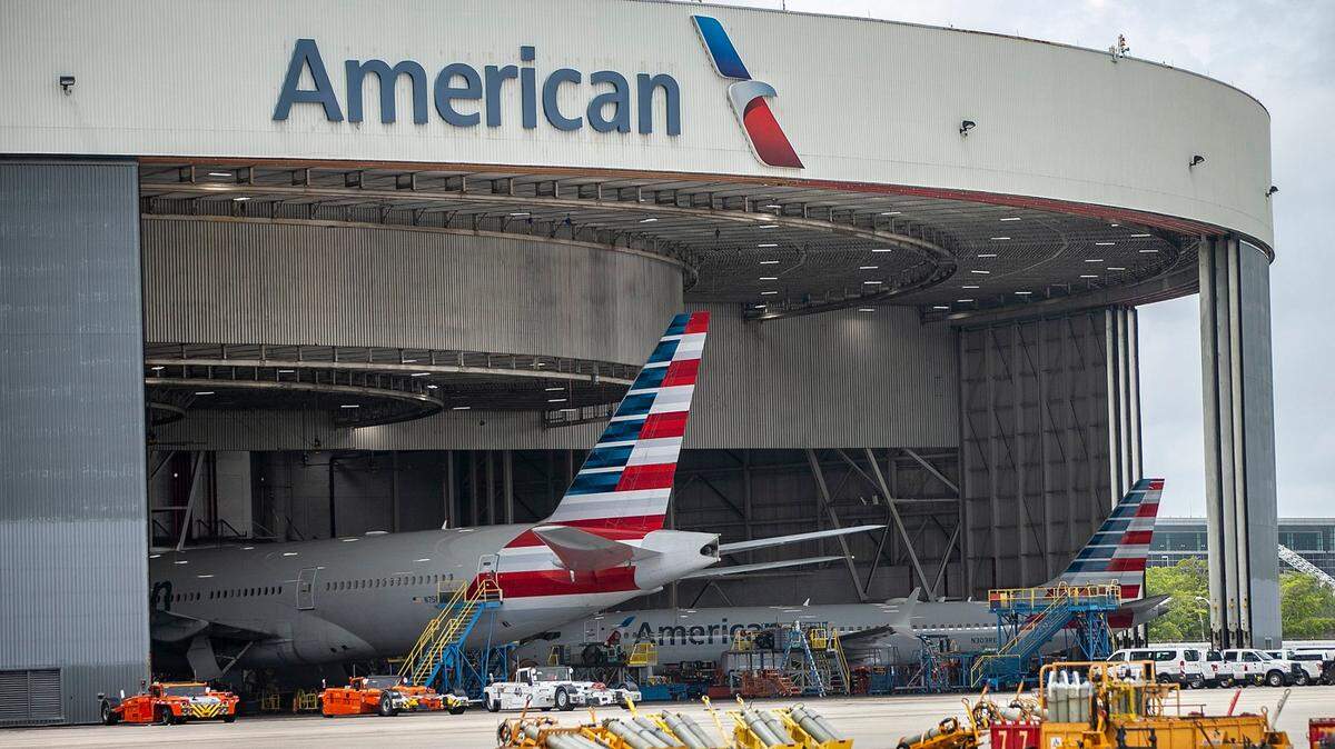 Foto de archivo de aviones de American Airlines en el hangar del Aeropuerto Internacional de Miami, el domingo 31 de octubre de 2021. 