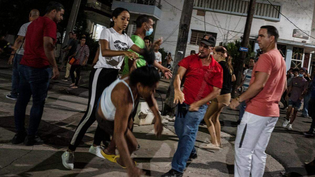 Un oficial de policía vestido de civil se enfrenta a un manifestante durante una protesta que pide el restablecimiento del servicio eléctrico después de seis días de apagones debido a la devastación del huracán Ian en La Habana, Cuba, el sábado 1 de octubre de 2022.