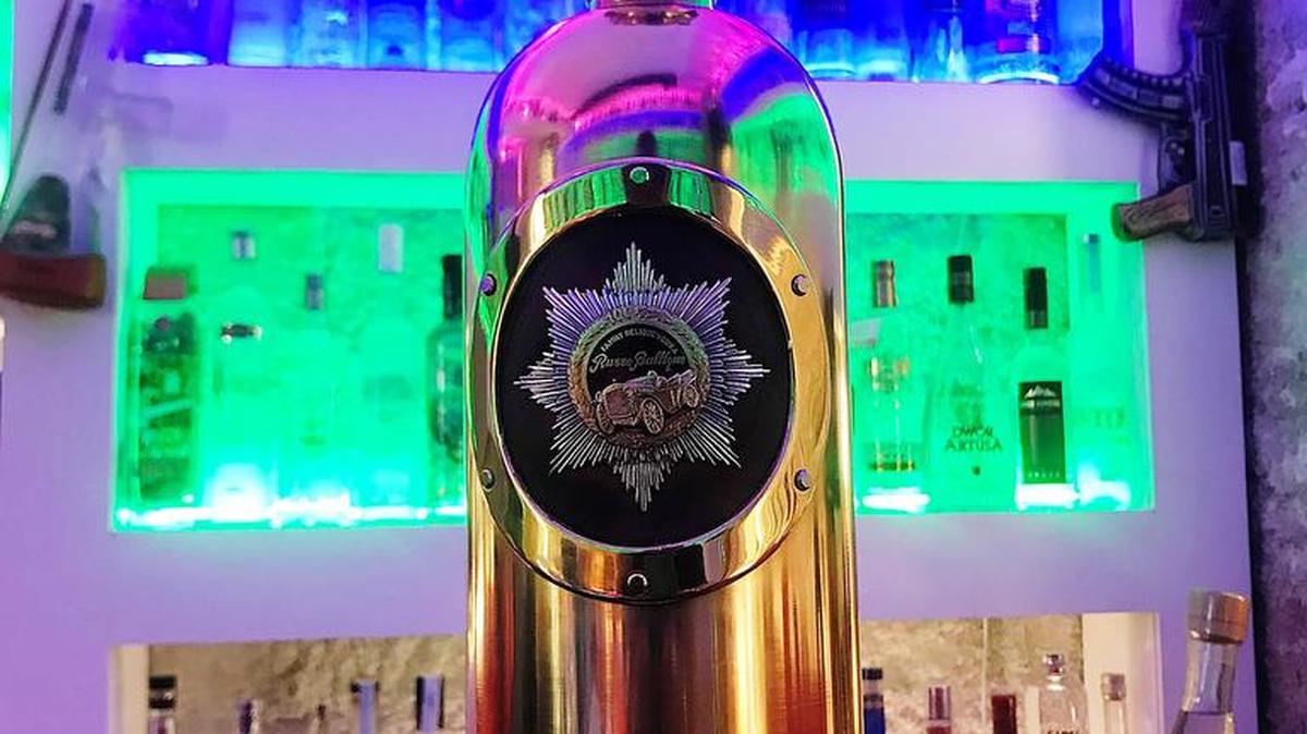 Fotografía de archivo sin fechar y facilitada el 3 de enero de 2018, que muestra una botella del exclusivo vodka Russo-Baltique, en Copenhague, Dinamarca.