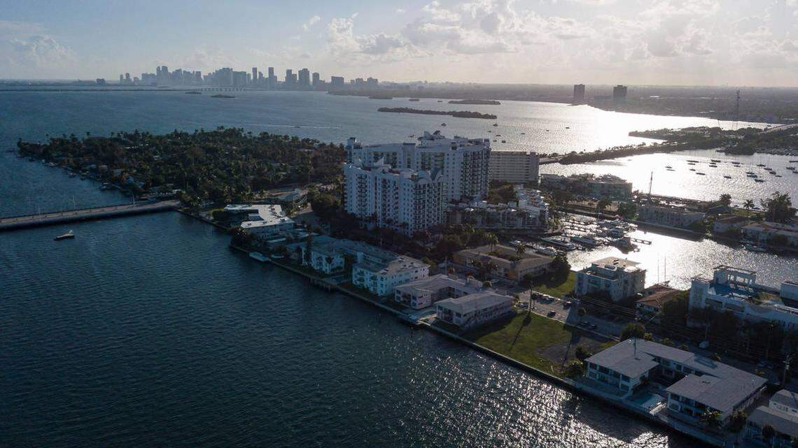 A pesar de la caída de las ventas de casas el año pasado, los precios medios de casas y condominios en el sur de la Florida aumentaron a medida que las personas competían por las casas para comprar. Esta es una vista aérea de North Bay Village.