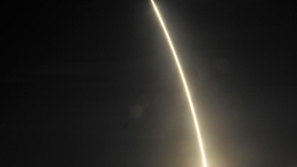 El cohete SpaceX Falcon 9despega del complejo de lanzamiento espacial en Cabo Cañaveral, Florida, con una nave espacial Dragón CRS9 el 18 de julio de 2016.