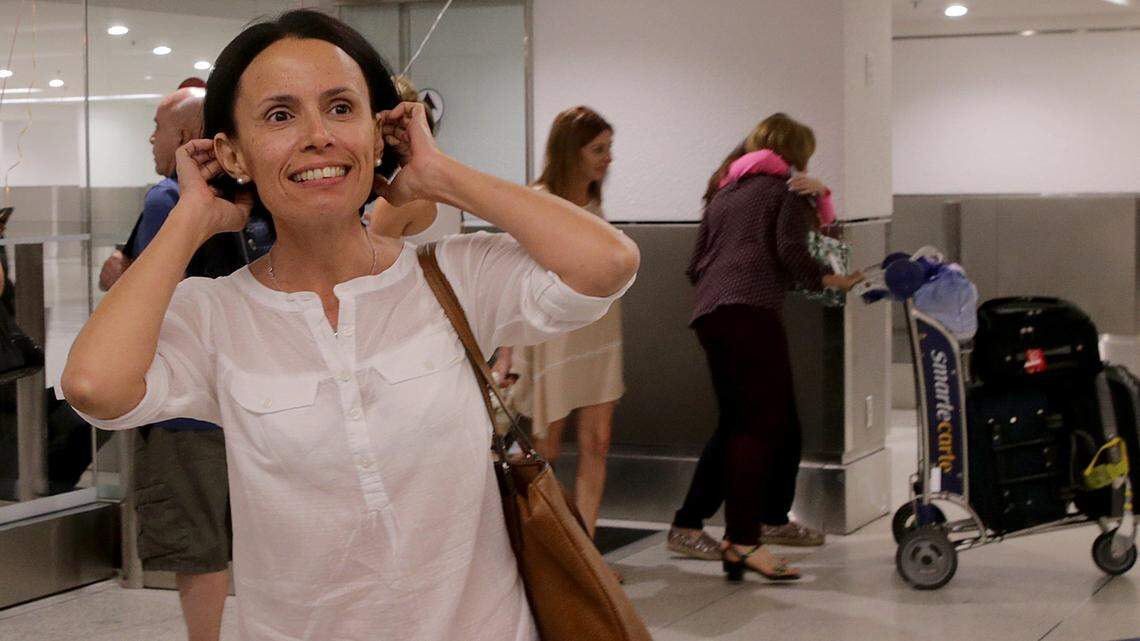 La profesora universitaria Omara Urquiola Ruiz, hermana del biólogo Ariel Ruiz Urquiola, a su llegada al Aeropuerto de Miami en agosto del año pasado para recibir tratamiento médico por el cáncer de seno en estado avanzado que padece desde el 2005. Omara fue expulsada de su puesto como profesora en el Instituto Superior de Diseño el 29 de julio del 2019.