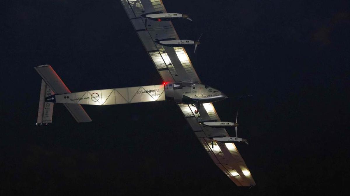 No más pesado que un coche y con una envergadura de 72 metros, el avión surca los cielos a una velocidad que generalmente no excede los 50 km/h.