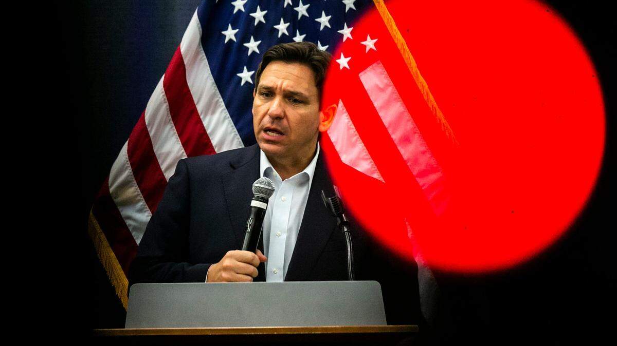 El gobernador de Florida, Ron DeSantis, habla durante una recepción del Partido Republicano de Iowa, el sábado 13 de mayo de 2023, en The Hotel at Kirkwood Center en Cedar Rapids, Iowa.