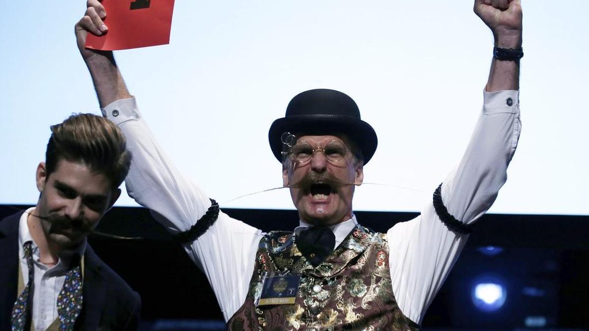 Alfred Nash de Los Angeles, California gana en la categoría del “bigote inglés” en el campeonato nacional celebrado en el teatro Kings en Brooklyn, New York este 07 November 2015.