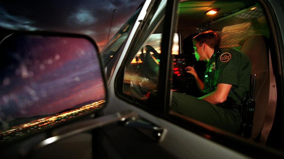 El fabricante de equipos francés Valeo propone en la CES su sistema “Sightstream”, una configuración ligeramente diferente: el espejo retrovisor interior sigue estando ahí, pero los retrovisores exteriores también son reemplazados por cámaras.