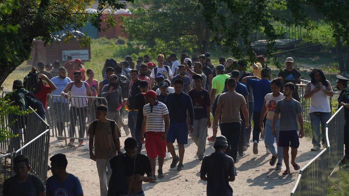 Migrantes, en su mayoría de Venezuela, llegan a un campamento donde las autoridades mexicanas emitirán permisos para que puedan continuar su camino hacia el norte, en San Pedro Tapanatepec, Oaxaca, México, el 5 de octubre de 2022. Mientras los migrantes, especialmente los venezolanos, enfrentan el nuevo desafío que supone la nueva política estadounidense para disuadir que crucen su frontera, la localidad de San Pedro Tapanatepec actúa como anfitrión inesperado de más de 10,000 migrantes acampados muy lejos de la frontera de Estados Unidos. (AP Foto/Marco Ugarte)