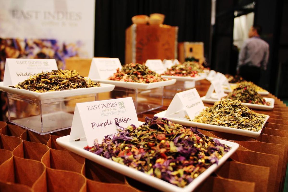 Fotografía del 15 de junio de 2017, de algunos tipos de té durante la última edición del World Tea Expo, en Las Vegas (Nevada). Con su variedad de sabores y aromas, la versatilidad del té cada vez gana más adeptos en Estados Unidos, país en el que es una de las bebidas más populares en la llamada generación de los "millenials", según señalaron algunos expertos a Efe.