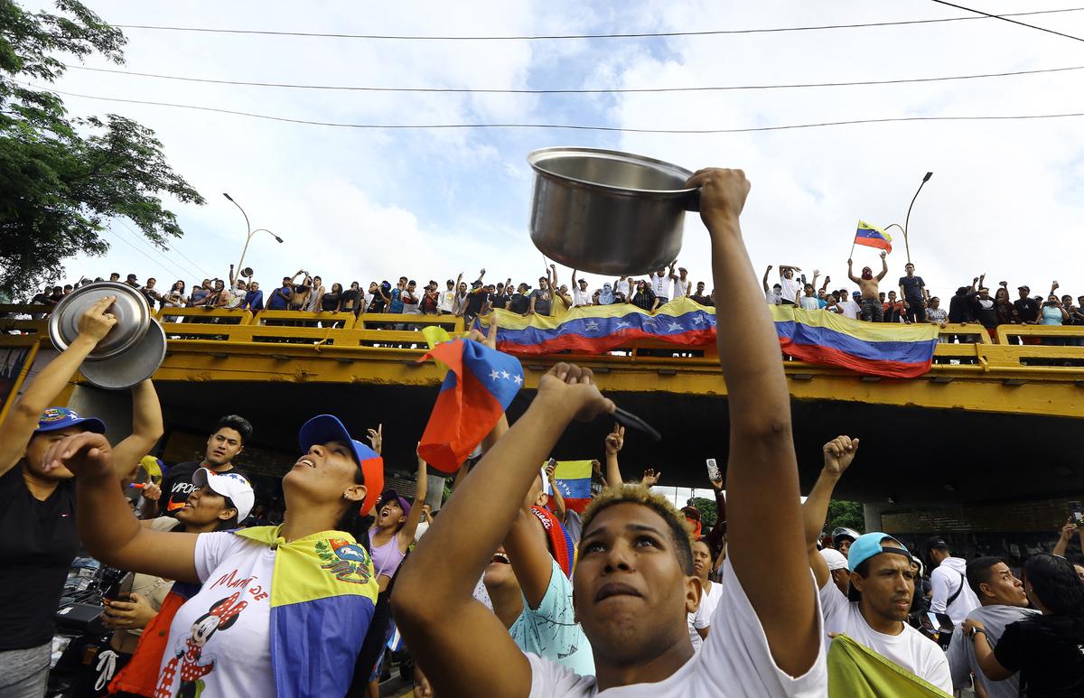 Un hombre golpea una olla durante una protesta contra el gobierno de Nicolás Maduro en Valencia, estado de Carabobo, Venezuela, el 29 de julio de 2024, un día después de las elecciones presidenciales