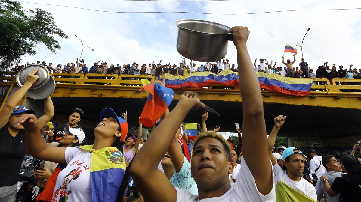 Un hombre golpea una olla durante una protesta contra el gobierno de Nicolás Maduro en Valencia, estado de Carabobo, Venezuela, el 29 de julio de 2024, un día después de las elecciones presidenciales