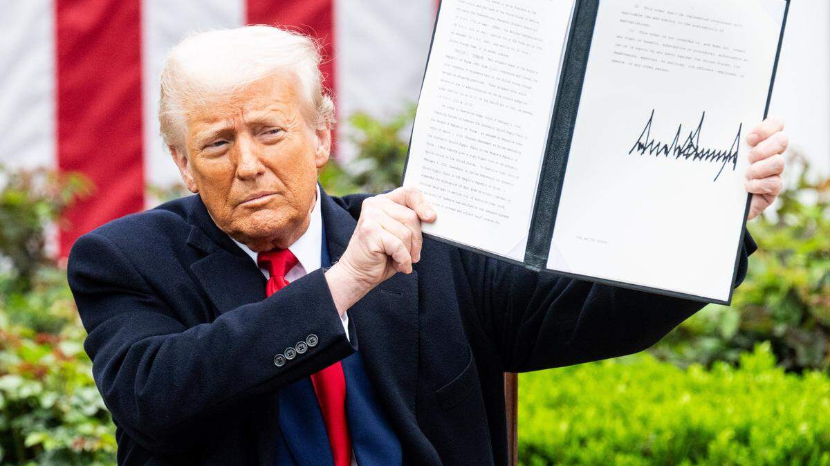 El presidente Donald Trump muestra una orden ejecutiva recién firmada durante un evento del “Día de la Liberación”, donde firmó una orden que establece aranceles recíprocos, en el Jardín de las Rosas de la Casa Blanca en Washington, D.C. 