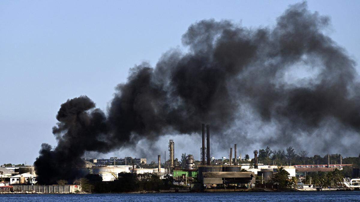 Una columna de humo negro se eleva desde un incendio en la refinería de petróleo Nico López en La Habana el 13 de febrero de 2026. El incendio se desató en una refinería de la capital cubana, que ya se encontraba en apuros bajo lo que equivale a un bloqueo estadounidense al suministro de petróleo. AFP observó una enorme columna de humo que se elevaba desde la refinería Nico López en la bahía de La Habana, aunque se desconocía si el incendio se encontraba cerca de los tanques de almacenamiento de petróleo de la planta.