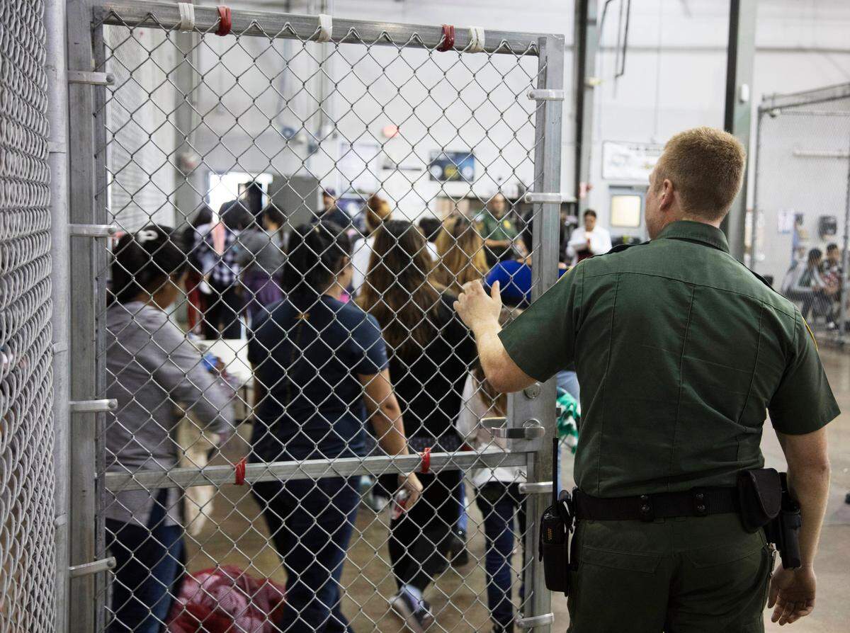 Un agente de inmigración observa a un grupo de inmigrantes de Centroamérica en un centro de McAllen, Texas, el 17 de junio del 2018.