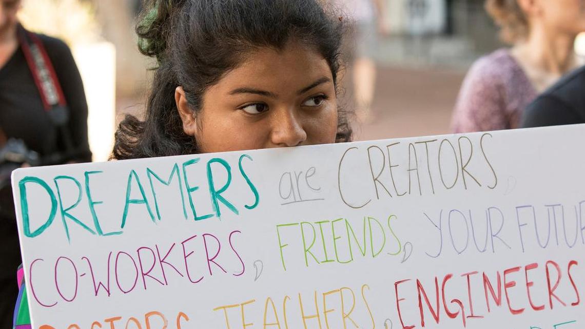 Cientos de personas salieron a la calle en en Santa Ana, California, para protestar por la eliminación de DACA el 5 de septiembre de 2017