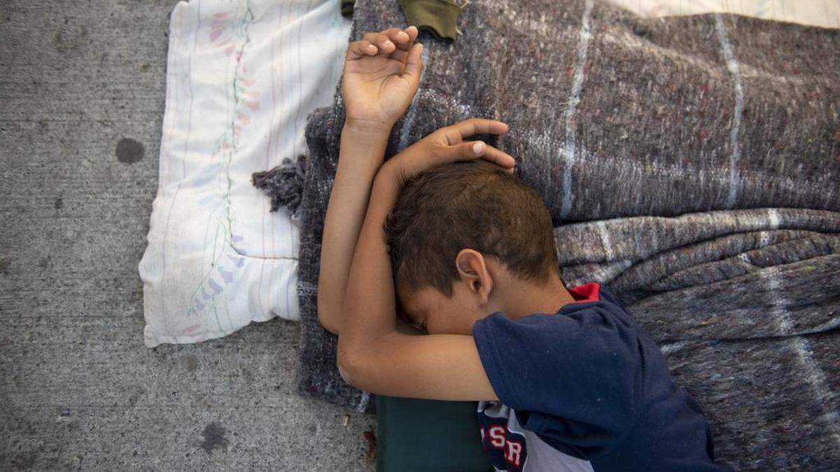 Un niño hondureño duerme en el lado mexicano de la frontera. Los gobiernos locales de todo Estados Unidos están comenzando a romper unos lazos muy lucrativos con las entidades migratorias federales.