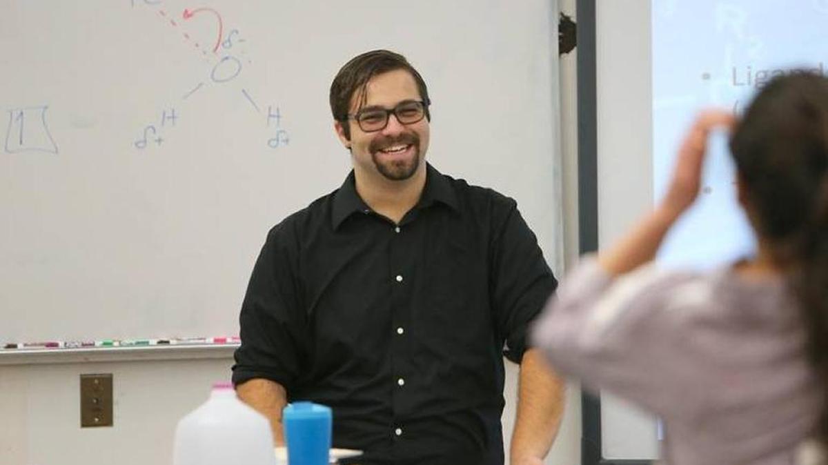 Tomás Péndola, maestro de química en MAST Academy en Miami, y beneficiario del DACA, conversa con alumnos.