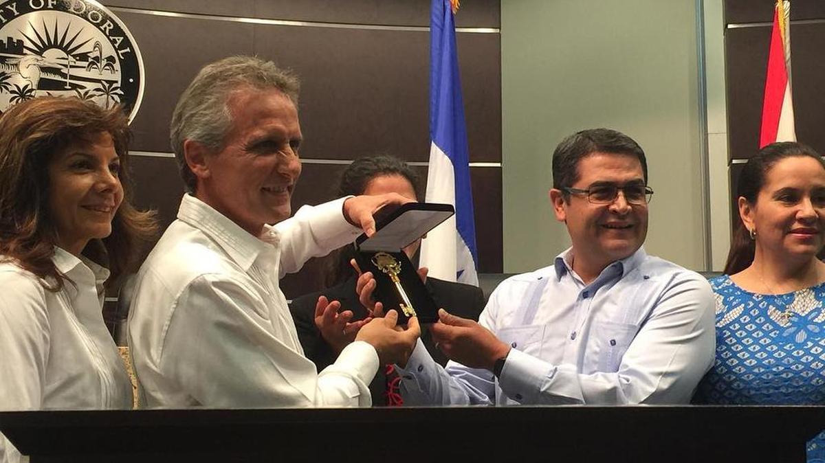 El alcalde de Doral le entrega las llaves de la ciudad al presidente de Honduras, Juan Orlando Hernández.