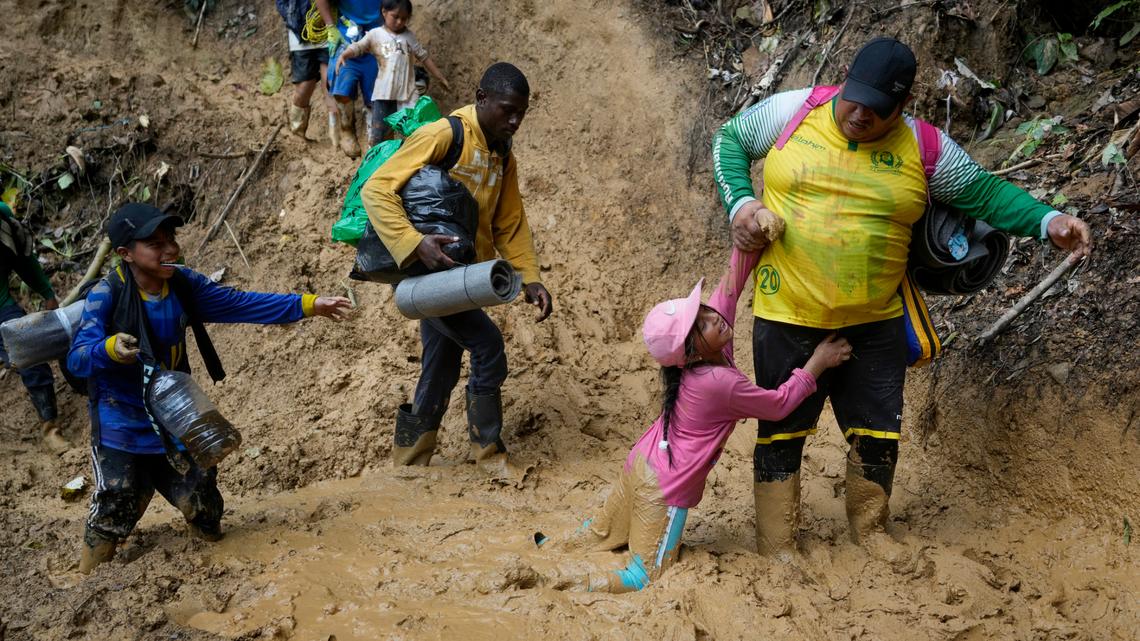 Migrantes ecuatorianos cruzan el Tapón del Darién desde Colombia hacia Panamá, con la esperanza de llegar eventualmente a EEUU, el 15 de octubre de 2022.