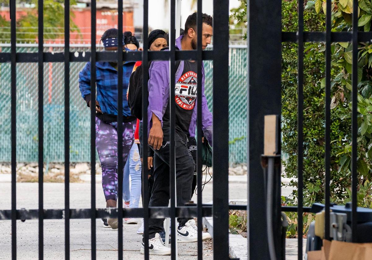 Un grupo de inmigrantes cubanos ingresa a la oficina de Aduanas y Protección Fronteriza de EEUU el domingo 8 de enero de 2023 en Marathon, Florida.