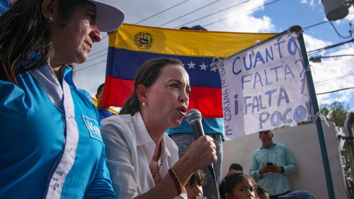 María Corina Machado da un discurso durante su mitin de campaña. La líder opositora inició su campaña para las elecciones primarias con una gira política por la zona fronteriza occidental de Venezuela de cara a las elecciones presidenciales de 2024.