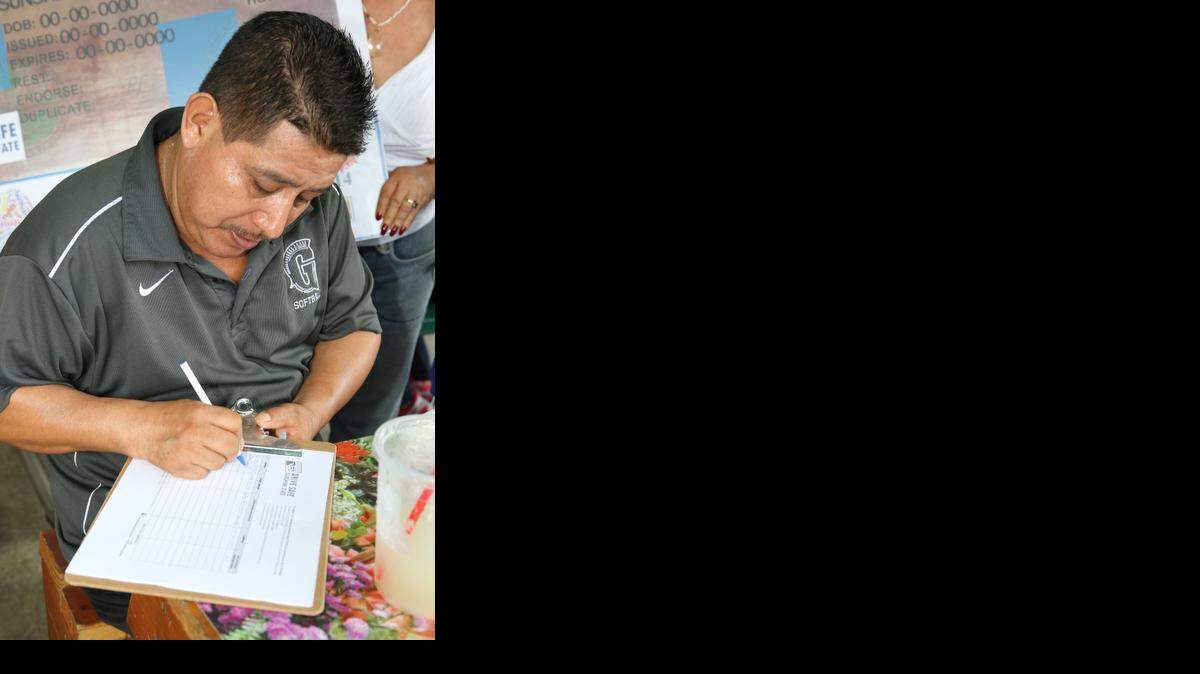
Constantino Ortiz al momento de poner su firma para respaldar la iniciativa.


