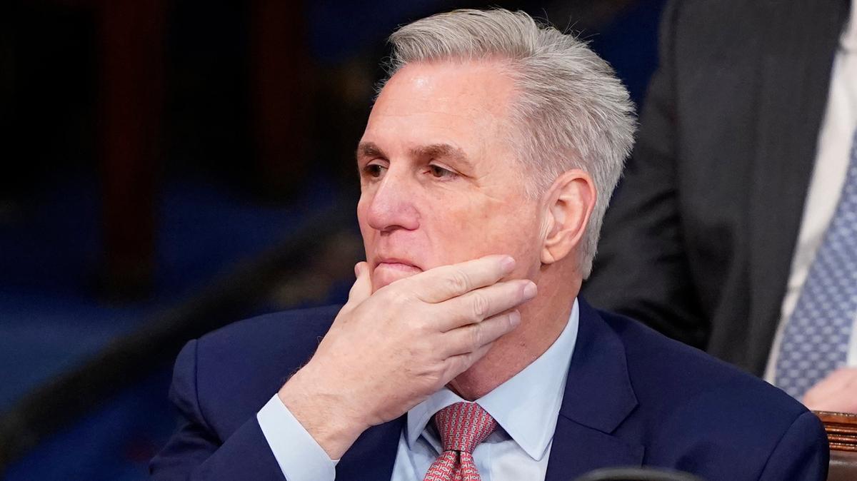 La Cámara Baja de Estados Unidos decidió aplazar hasta las doce del mediodía de mañana (17.00 GMT) la votación para elegir a su nuevo presidente, después de que el líder de los republicanos, Kevin McCarthy, fracasara en tres votaciones sucesivas, la primera vez en un siglo que esto sucede.