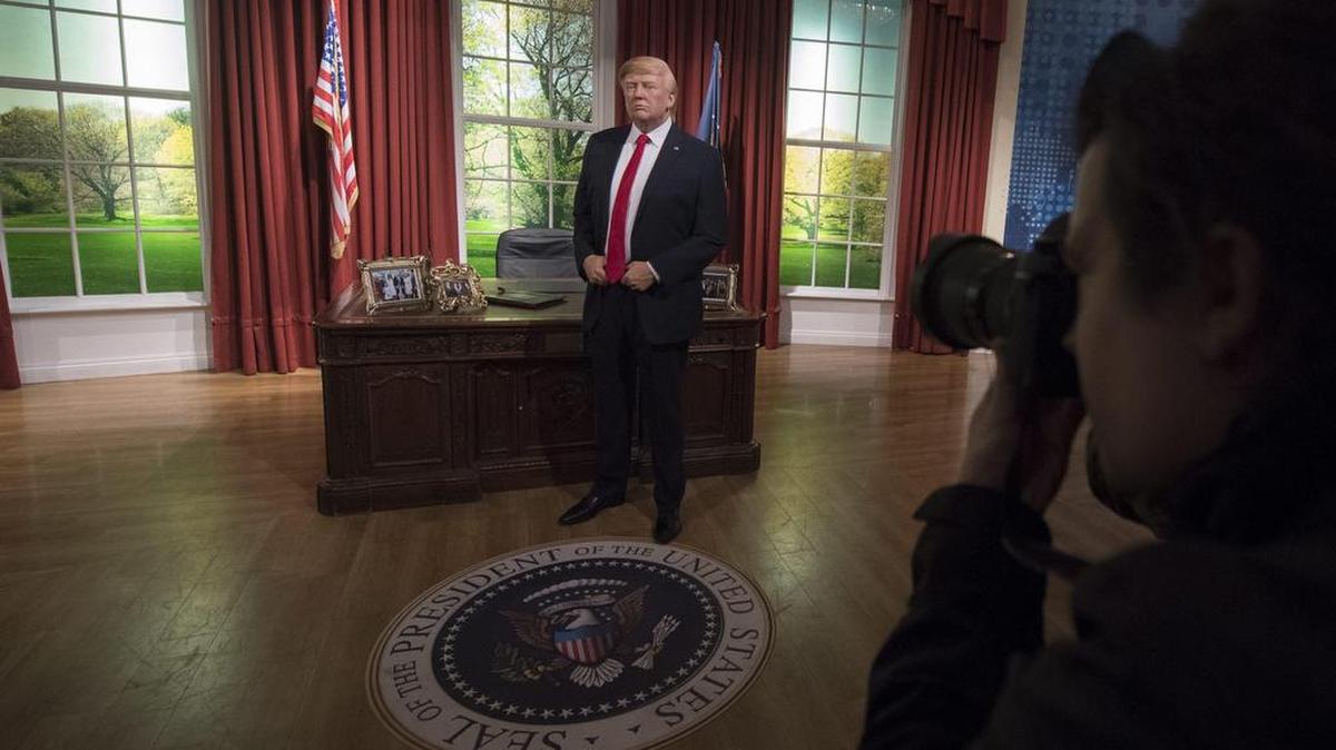 Un fotógrafo toma una imagen de la figura de cera del presidente electo de los Estados Unidos, Donald Trump, en el museo Madame Tussauds en Londres, Reino Unido, el 18 de enero de 2017.
