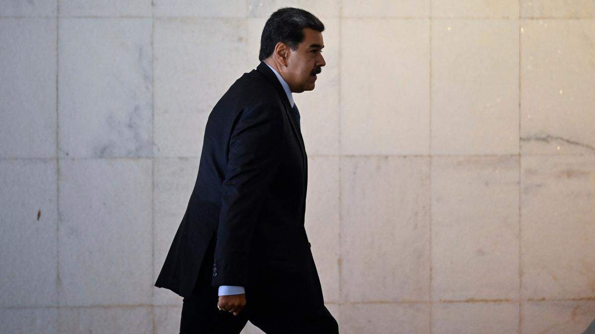 El presidente venezolano, Nicolás Maduro, saluda mientras asiste a la Cumbre Sudamericana en el Palacio de Itamaraty en Brasilia, Brasil, el 30 de mayo de 2023.
