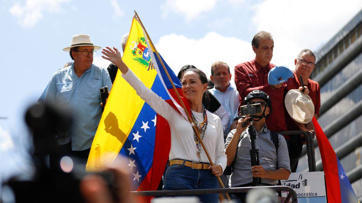 LA LIDER de la oposición en Venezuela, María Corina Machado viaja en el techo de un camión durante una manifestación contra los resultados oficiales de las elecciones que declararon al Presidente Maduro como ganador. Foto: Jeampier Arguinzones/dpa/Sipa USA