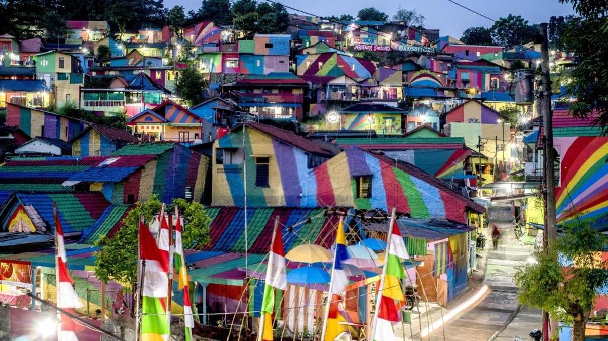En tan sólo un mes los habitantes dieron a las casas un baño de colores chillones y descontaminaron el río, por un coste total de 200,000 dólares