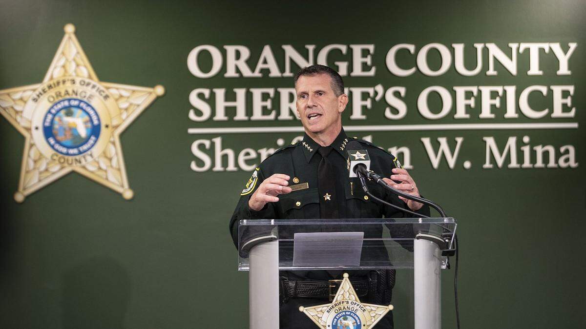El jefe de la Policía del Condado Orange, John Mina, en una foto de archivo. En un mensaje publicado el domingo en Twitter y reportado por el Orlando Sentinel, Mina prometió una investigación profunda de cualquier actividad criminal realizada por los manifestantes nazis. “Estoy al tanto de las manifestaciones antisemitas en el Condado Orange”, dijo en el mensaje. “Yo junto al Departamento de Policía del Condado Orange condenamos cualquier tipo de discurso de odio. El odio no tiene lugar en nuestra sociedad”.