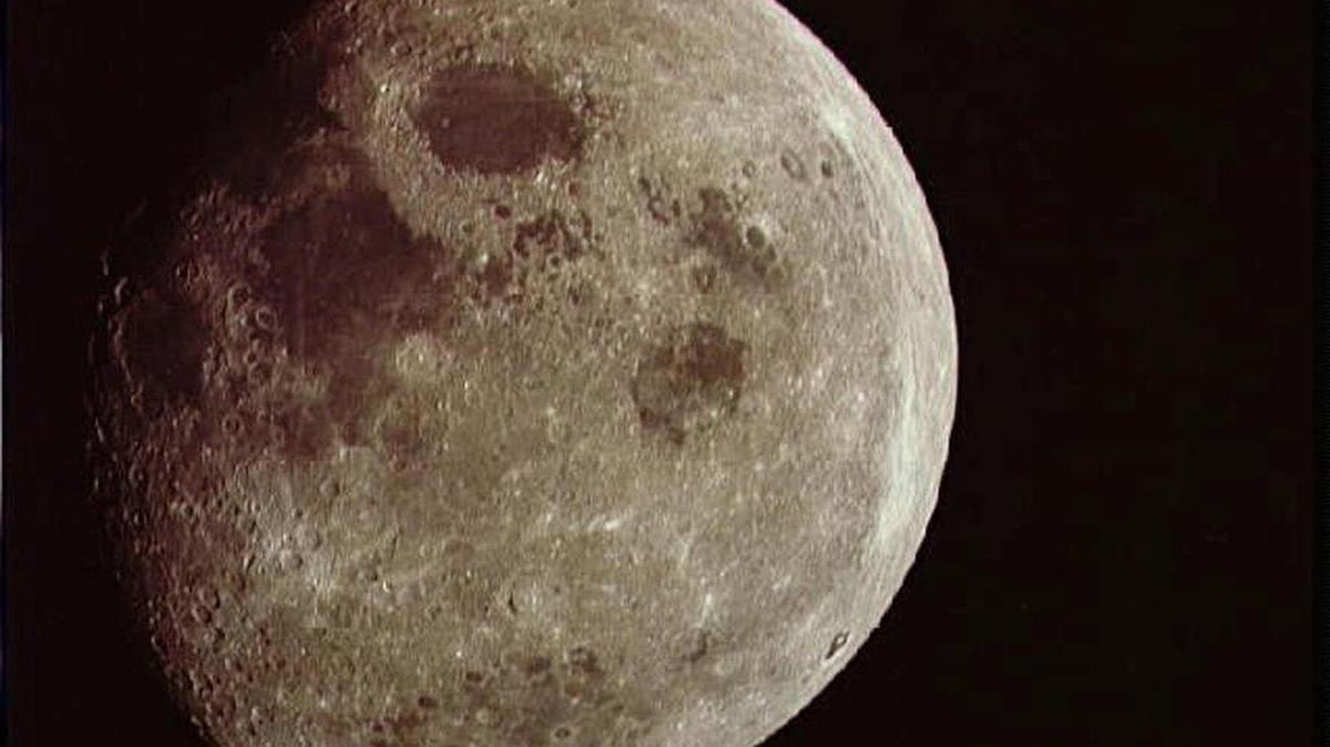 Esta es una fotografía de la luna casi llena tomada de la nave espacial Apolo 8.