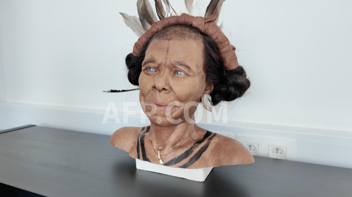En su peculiar taller en los Países Bajos, Alfons Kennis, miembro del dúo de paleoartistas Kennis & Kennis, explica la ciencia y el arte que subyacen a las reconstrucciones de hombres y mujeres prehistóricos que los gemelos, durante meses, realizaron. Su trabajo para reconstruir a “Mos’anne”, quien vivió hace unos 10,500 años, se realizó en estrecha colaboración con investigadores de la Universidad de Gante (Bélgica), para explorar cómo vivían los últimos cazadores-recolectores de la región durante el Mesolítico. Kennis explica que su trabajo consiste en “crear un personaje” a partir de los datos científicos.