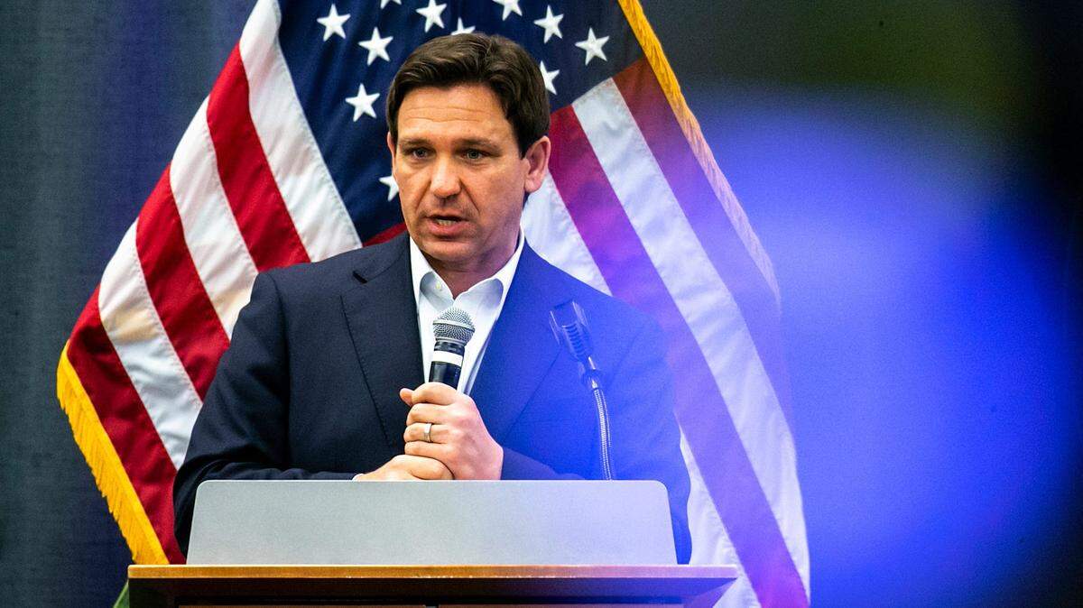 El gobernador de Florida, Ron DeSantis, habla durante una recepción del Partido Republicano de Iowa, el sábado 13 de mayo de 2023, en The Hotel at Kirkwood Center en Cedar Rapids, Iowa.