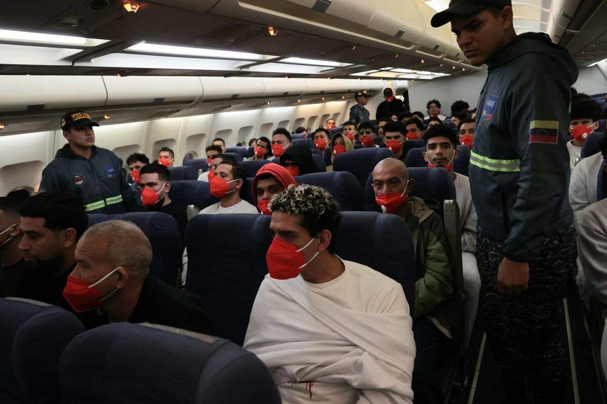 28 de marzo, 2025 - Un avión de Conviasa con 178 migrantes deportados aterrizó en Venezuela, la madrugada del viernes, en medio de tensiones entre Trump y Maduro sobre presuntos criminales venezolanos en EE.UU. El ministro del Interior, Diosdado Cabello, los recibió en el Aeropuerto Internacional Simón Bolívar, cerca de la capital venezolana.