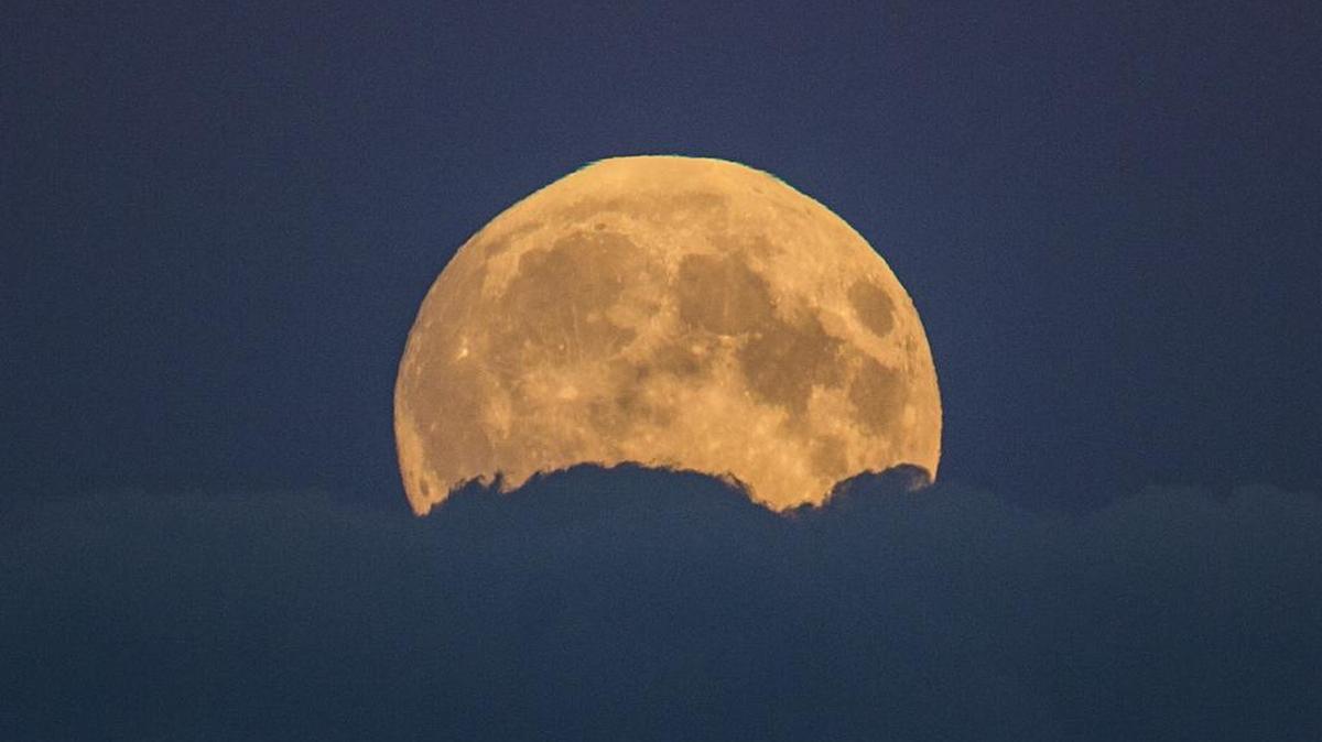 Una luna llena entre las nubes en Berlín, Alemania, el domingo, 27 de septiembre de 2015.