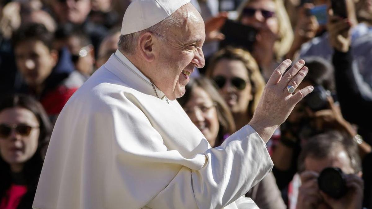 El papa Francisco saluda a la multitud de fieles desde el Papamobil en la Plaza de San Pedro, en la Ciudad del Vaticano, el 1 de marzo de 2017 .