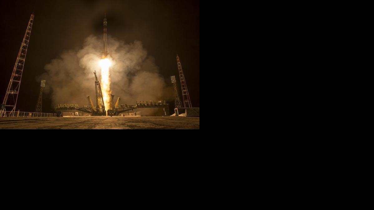 
La nave espacial Soyuz TMA-16M es lanzada con destino a la Estación Internacional Espacial con el astronauta Scott Kelly, y los cosmonautas Mikhail Kornienko y Gennady Padalk, el sábado 28 de marzo, desde el Cosmódromo Baikonur en Kazajistán.
