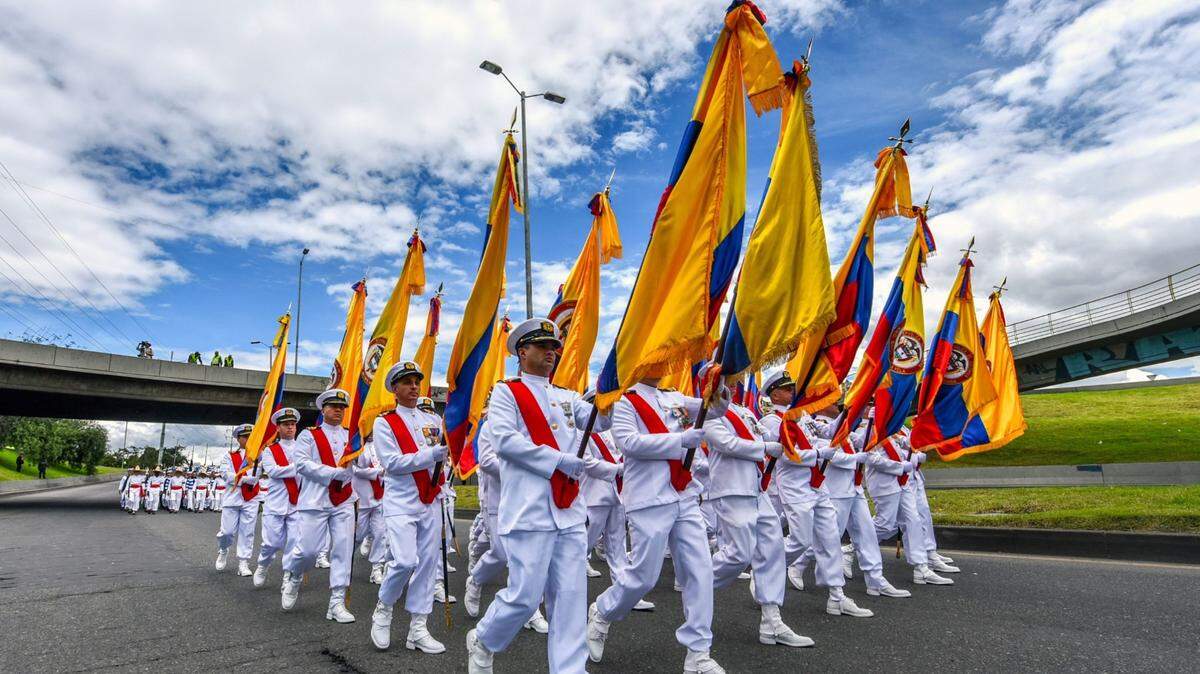 Soldados colombianos marchan en formación durante un desfile para celebrar los 207 años de la Independencia del país, el 20 de julio de 2017 en Bogotá.